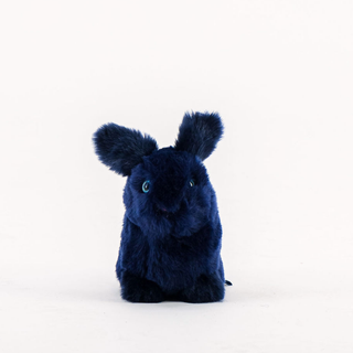 Léon le lapin peluche cousue main, vue de face , La Pelucherie 