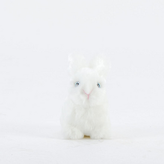 Vue de face peluche lapin Léon cousue main, La Pelucherie 
