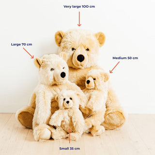 La famille d’ours Jules Miel, composée de quatre ours miels : un très grand (100 cm), un grand (70 cm), un moyen (50 cm) et un petit (35 cm).