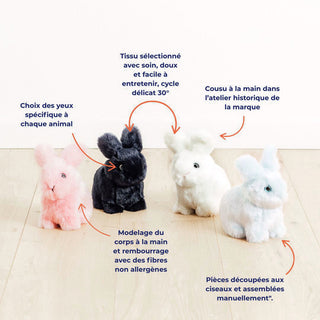 Ma peluche Lapin Léon de La Pelucherie. Quatre lapins en peluche, chacun d’une couleur différente : rose, blanc, bleu ciel et bleu marine. Ils sont cousus à la main dans l’atelier de la marque, avec des yeux choisis spécifiquement, un corps modelé et rembourré à la main avec des fibres non allergènes, un tissu doux lavable à 30°, et des pièces de fourrure découpées et assemblées manuellement.