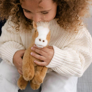 Peluche cheval Henri réaliste pour faire des câlins, La Pelucherie 