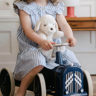 Enfant jouant avec des chiens en peluche, haut de gamme, boutique France, La Pelucherie