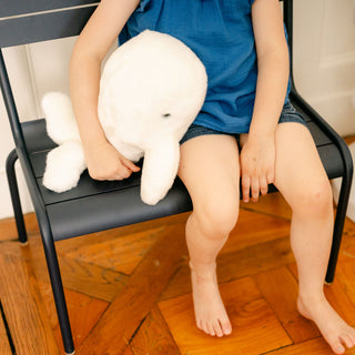 Enfant avec peluche baleine réaliste, La Pelucherie