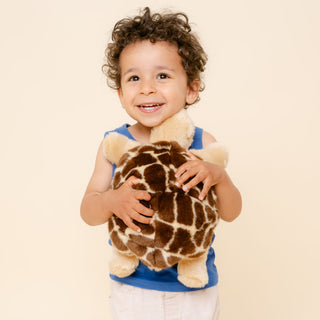 Enfant avec peluche tortue, cousu main, La Pelucherie