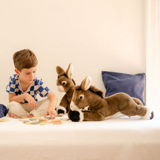 Enfant avec famille peluche âne, cousu main, La Pelucherie