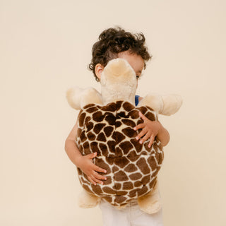 Enfant avec peluche tortue, cousu main, La Pelucherie