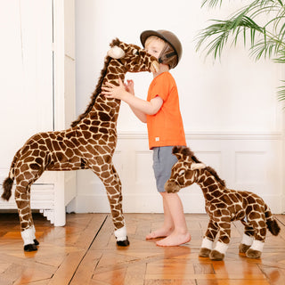 Enfant avec peluche girafe réaliste, La Pelucherie