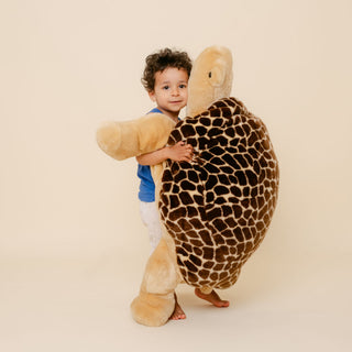 Enfant avec maxi peluche tortue, cousu main, La Pelucherie