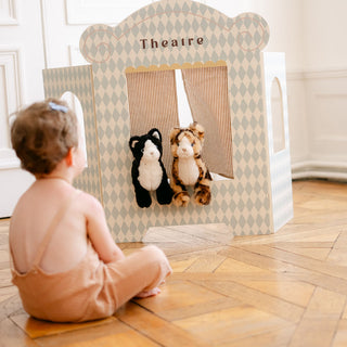 Enfant avec peluche chat réaliste, La Pelucherie