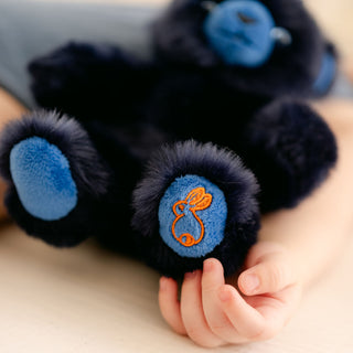 Zoom patte ourson marine, cousu main, La Pelucherie