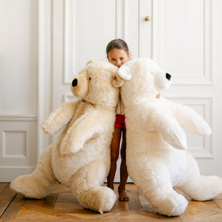 Enfant avec maxi peluche ours, cousu main, La Pelucherie