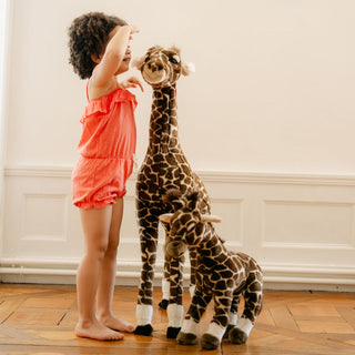 Enfant avec peluche girafe réaliste, La Pelucherie