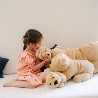 Enfant avec peluche chien réaliste, La Pelucherie