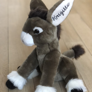 Broderie sur l'oreille de ma peluche Ane Gaston, La Pelucherie  