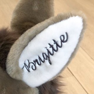 Zoom sur l'oreille de ma peluche Ane Gaston avec une broderie. La Pelucherie 